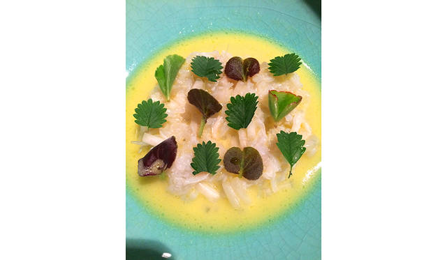 見た目の愛らしい「Snow Crab and Begonia」。リゾット仕立てで翡翠（ひすい）色の器とのコントラストがうつくしい