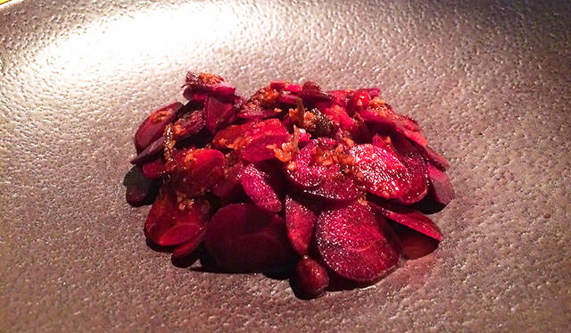 シェフ、ベン・シューリーのシグネチャー「Salted Red Kangaroo and Bunya Bunya」。これを味わうのは二度目。オーストラリアの大地へのリスペクトを感じる力強い料理だ