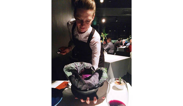 スタッフがもってきたのは、湯気をたてる赤キャベツ丸ごと。「142 Days on Earth」の料理名そのままだ