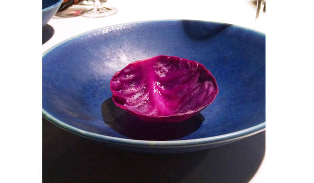 歯ごたえのある絶妙な蒸しあがりの一枚が、おごそかに皿のうえに