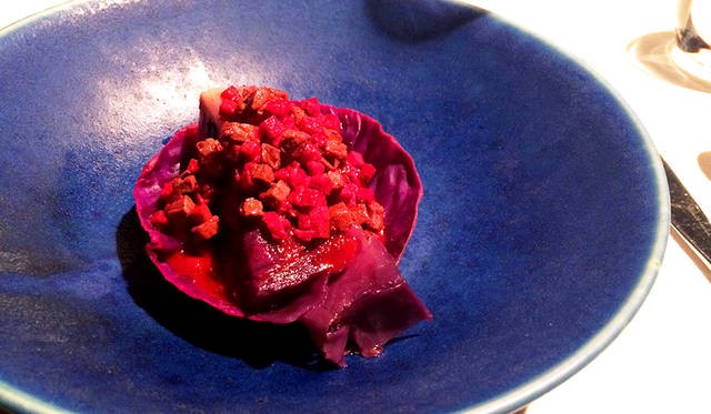 ダイス状のエミューの赤身とビーツ、アートのようなうつくしさを漂わせる。大地の恵みへのオマージュ