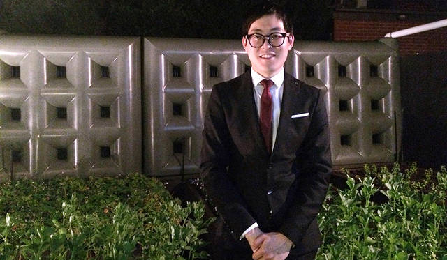 筆者のサービスを担当してくれたギャルソン。「NOMAで働きたかったのですが空きがなくてここに来ました」。一流のレストランで自身を磨いている