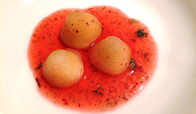 西オーストラリア州キンバリーにある世界遺産、バングルバングルを思わせるデザート「Apples and Rhubarb Oil」