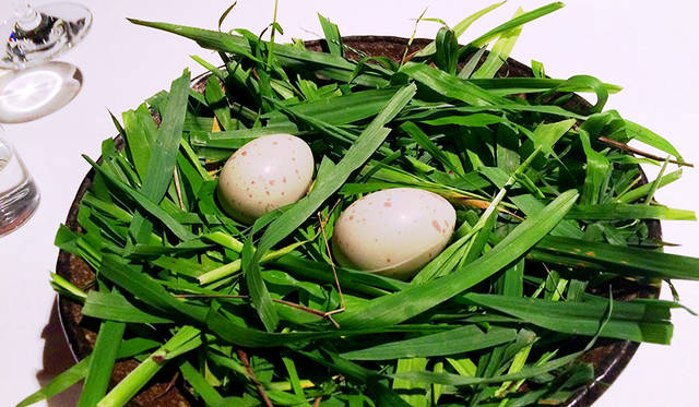 ベン・シューリーのメッセージが詰まった「Pukeko’s Egg」。ここへきてすでに満腹なので、お持ち帰り用のボックスに入れてもらった