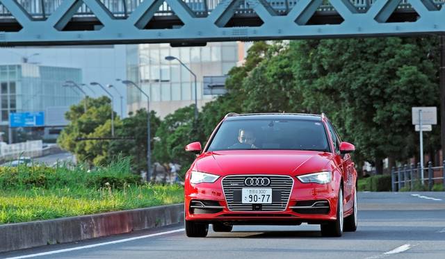 0-100km/h加速は7.6秒、モーターのみの場合0-60km/h加速が4.9秒