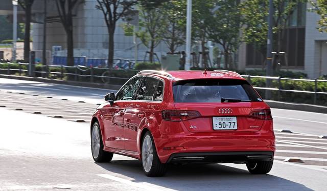 JC08モードにおける燃費は23.3km/ℓ。また、バッテリーを満充電にするとモーターのみで52.8kmの走行が可能とされる