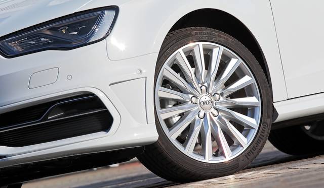 標準でe-tron専用デザインの17インチホイールを装備（写真はSライン装着車のため18インチ）