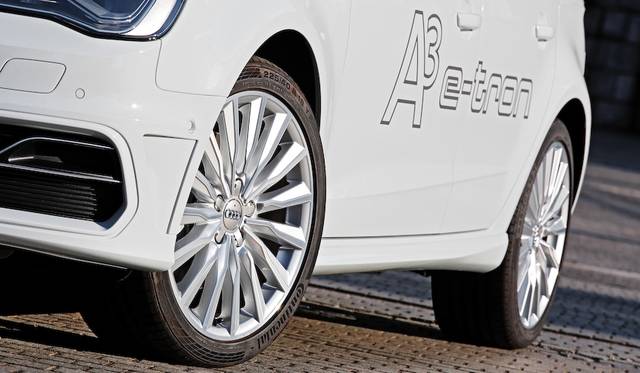 サイドスカートもe-tron専用装備だ