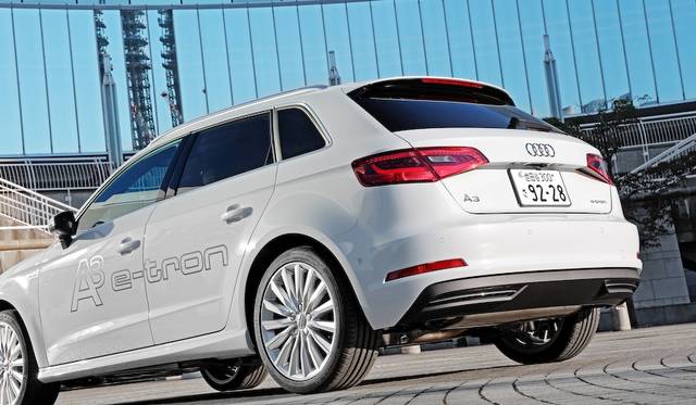 リアバンパーが通常のA3スポーツバックとはことなるデザイン