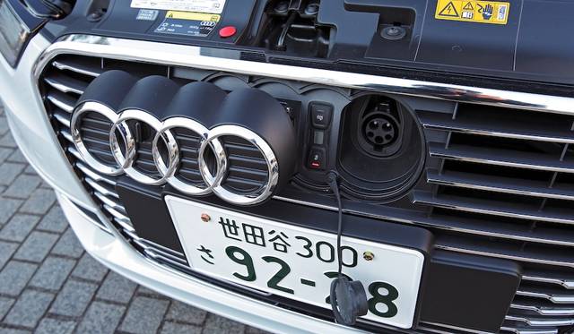 充電口は、フロントのアウディマークをスライドさせるとあらわれる。ソケットは日本仕様なので、既存充電設備の多くで利用が可能だという