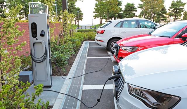 充電口は、フロントのアウディマークをスライドさせるとあらわれる。ソケットは日本仕様なので、既存充電設備の多くで利用が可能だという