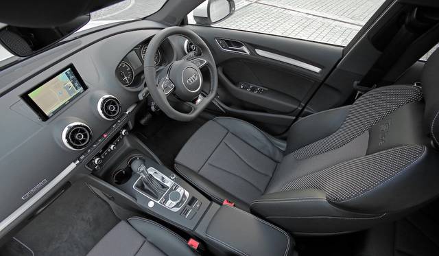 トランク容量は280リットルを確保。充電用ケーブルも標準装備品