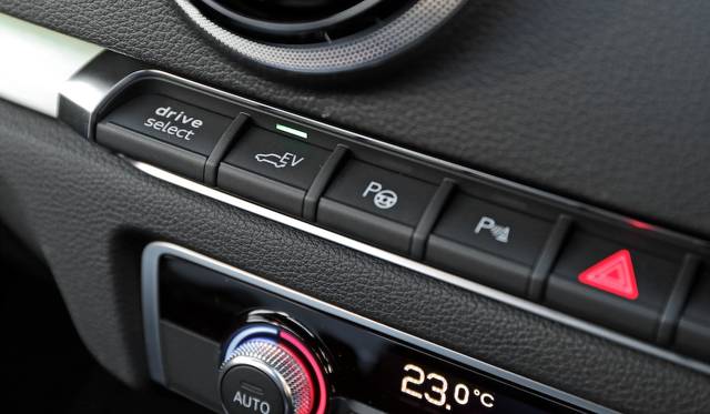 「ハイブリッド オート」「ハイブリッド ホールド」「ハイブリッド チャージ」そして「EV」のモードは、ボタンで切り替える