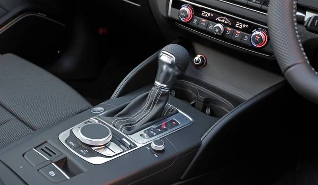 トランスミッションは6段Sトロニック（デュアルクラッチ）。シフトレバー手前のMMIコントローラーも標準装備だ