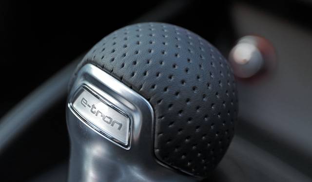 シフトノブは、e-tronの文字が刻まれた専用品