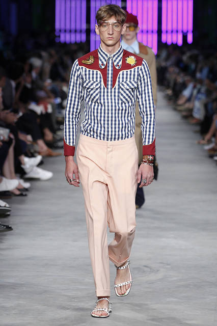 <strong>G-タイムレス</strong><br />ケース｜ゴールドPVD<br />直径｜38mm<br />ムーブメント｜クォーツ<br />ストラップ｜カーフ<br />防水｜5気圧<br />発売時期｜2016年予定<br />価格｜未定<br /><br />Ⓒ Courtesy of Gucci