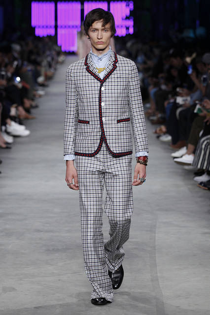 <strong>G-タイムレス</strong><br />ケース｜ゴールドPVD<br />直径｜38mm<br />ムーブメント｜クォーツ<br />ストラップ｜カーフ<br />防水｜5気圧<br />発売時期｜2016年予定<br />価格｜未定<br /><br />Ⓒ Courtesy of Gucci