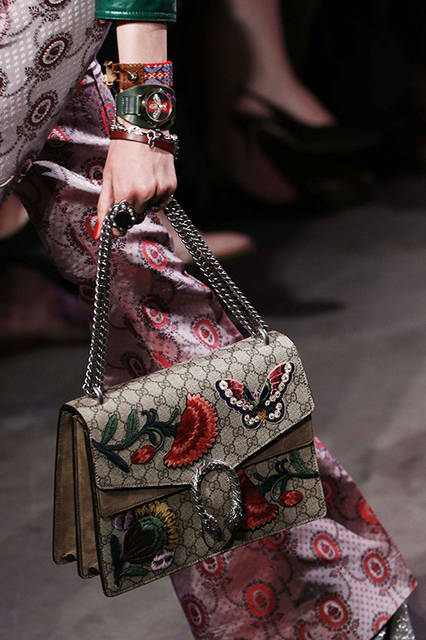 <strong>G-タイムレス</strong><br />ケース｜ゴールドPVD<br />直径｜38mm<br />ムーブメント｜クォーツ<br />ストラップ｜カーフ<br />防水｜5気圧<br />発売時期｜2016年予定<br />価格｜未定<br /><br />Ⓒ Courtesy of Gucci