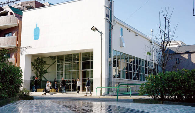 2015年2月にオープンした「ブルーボトルコーヒー 清澄白河ロースタリー＆カフェ」。米国・オークランドで生まれ、薫り高いコーヒーを提供する「ブルーボトルコーヒー」の日本1号店。産地まで出向き調達した厳選した生豆を店内で焙煎し、豆の特徴を最大限にいかした抽出方法で注文を受けてから一杯一杯丁寧にハンドドリップしている