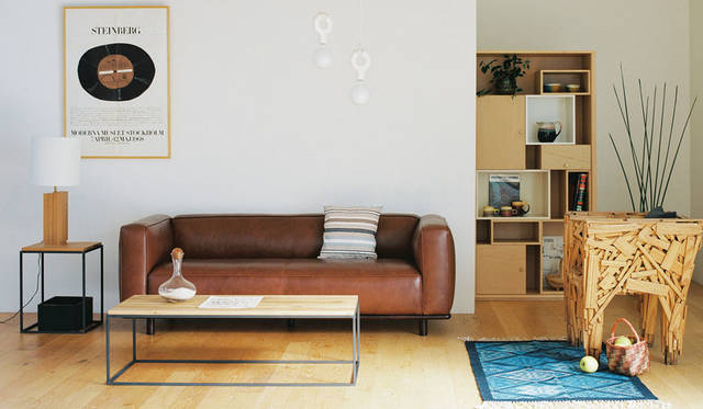 <strong>IDÉE｜イデー</strong><br />イデー新作家具展示会「“New Paysan”IDÉE New Furniture Exhibtion 2015AW」　フランス語で「凪、穏やかな（海／天候）」という意味をもつソファ「CALME（カルム）」レザーソファ