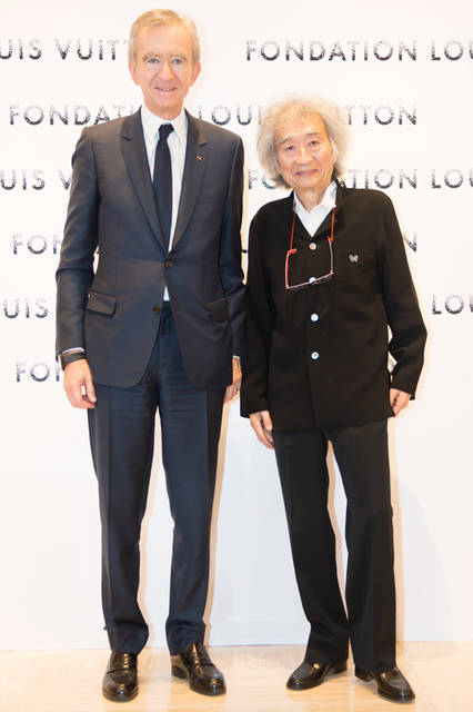 オープニングに先駆けておこなわれたプレビューには、多数のゲストが訪れた。写真はLVMH モエ ヘネシー・ルイ ヴィトン社長 兼 CEO / フォンダシオン ルイ・ヴィトン プレジデントのベルナール・アルノー（左）と指揮者の小澤征爾<br>© LOUIS VUITTON / SHOICHI KAJINO