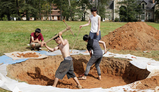 今年はじめ、フランス・ボアブッシェで実施されたワークショップ『Rethink the Modular』で、汗を流す東京工業大学の大学院生たち