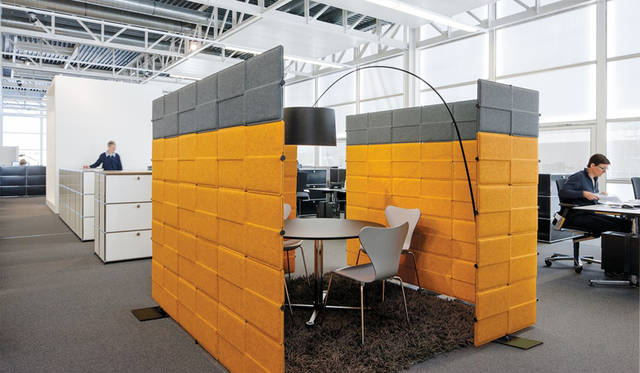 カラー｜ライトグレー、アントラサイト、バサルトグレー、グリーングレー、ブルー、グリーン、イエロー　タイプ｜自立型、デスクトップ式の2種　サイズ｜250ｘ350ｍｍ、750ｘ350ｍｍの2種（ともにUSMハラーと互換利用可能）