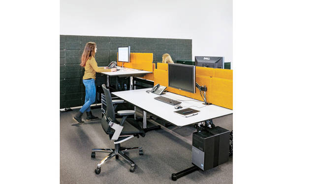 サイズ｜幅と奥行き：約W1600xD800mm、約W1750xD750、約W1800D900mmの3タイプ、高さ：約700-1200mm　天板タイプ｜30種：ラミネート（4種）、MDF(14色)、リノリウム（5種）、木（7 種）