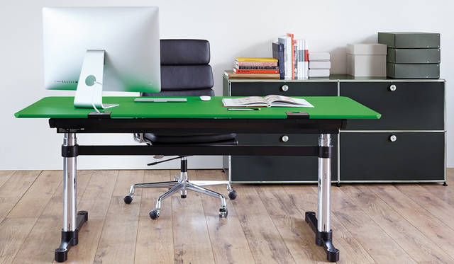 サイズ｜幅と奥行き：約W1600xD800mm、約W1750xD750、約W1800D900mmの3タイプ、高さ：約700-1200mm　天板タイプ｜30種：ラミネート（4種）、MDF(14色)、リノリウム（5種）、木（7 種）