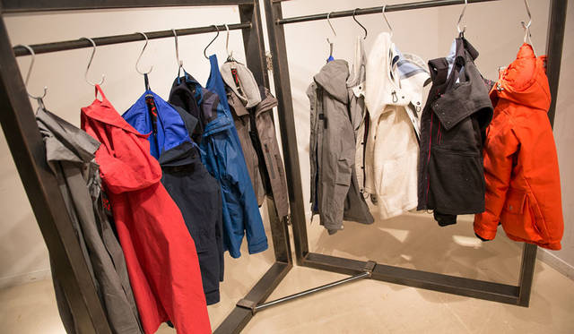 <strong>Nigel Cabourn｜ナイジェル・ケーボン</strong><br />2015-16年秋冬コレクション展示会場にて　プレミアムアウターウェアブランド「K 100（ケイワンハンドレッド）」