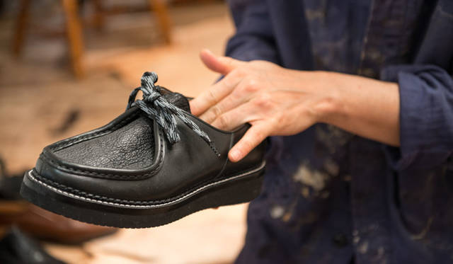 <strong>H? Katsukawa from Tokyo｜エイチ カツカワ フロム トウキョウ</strong><br />「CLIMBING」チロリアンシューズ“シャークスキン”