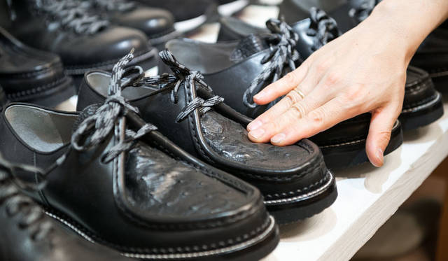 <strong>H? Katsukawa from Tokyo｜エイチ カツカワ フロム トウキョウ</strong><br />「CLIMBING」チロリアンシューズ“クロコダイル”