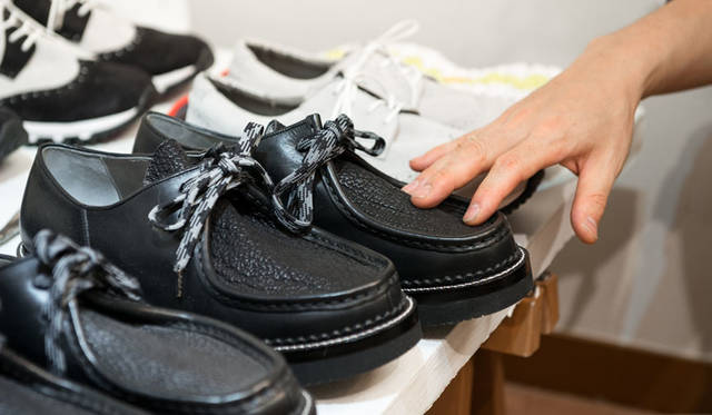 <strong>H? Katsukawa from Tokyo｜エイチ カツカワ フロム トウキョウ</strong><br />「CLIMBING」チロリアンシューズ“シャークスキン”