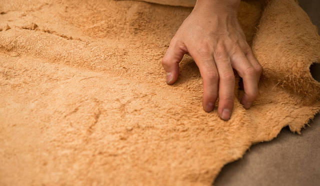 <strong>H? Katsukawa from Tokyo｜エイチ カツカワ フロム トウキョウ</strong><br />ニベ革