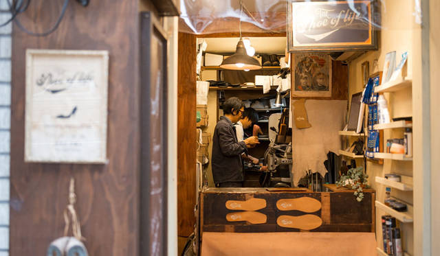 <strong>H? Katsukawa from Tokyo｜エイチ カツカワ フロム トウキョウ</strong><br />靴とバッグ修理のライフタイルショップ「THE SHOE OF LIFE（シュー オブ ライフ）」