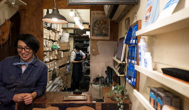 <strong>H? Katsukawa from Tokyo｜エイチ カツカワ フロム トウキョウ</strong><br />靴とバッグ修理のライフタイルショップ「THE SHOE OF LIFE（シュー オブ ライフ）」