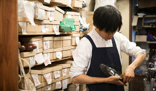 <strong>H? Katsukawa from Tokyo｜エイチ カツカワ フロム トウキョウ</strong><br />靴とバッグ修理のライフタイルショップ「THE SHOE OF LIFE（シュー オブ ライフ）」
