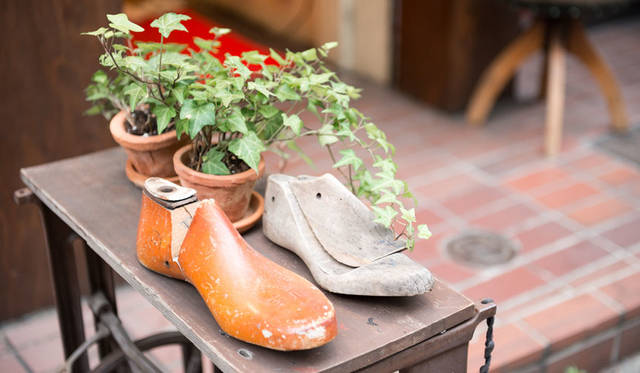 <strong>H? Katsukawa from Tokyo｜エイチ カツカワ フロム トウキョウ</strong><br />靴とバッグ修理のライフタイルショップ「THE SHOE OF LIFE（シュー オブ ライフ）」