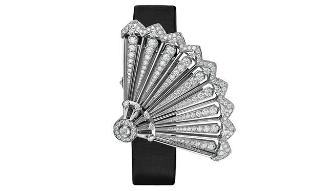 <strong>ウール・クレアティブ・ウール・ディスクレット</strong><br />ケース｜18Kホワイトゴールド（285個のラウンドカットダイヤモンドをパヴェセッティング）<br />サイズ｜縦48☓横36.6☓厚さ9mm<br />ムーブメント｜手巻き（Cal.1055）<br />振動数｜2万1600振動／時<br />パワーリザーブ｜約40時間<br />防水｜3気圧防水<br />機能｜シークレットウォッチ<br />発売時期｜2015年10月（日本入荷未定）<br />価格｜2017万5000円（税別）