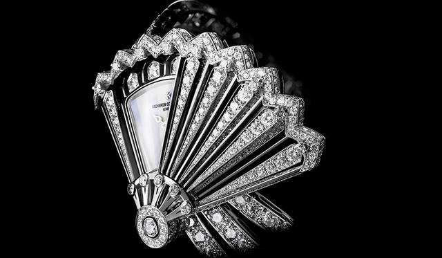 <strong>ウール・クレアティブ・ウール・ディスクレット</strong><br />ケース｜18Kホワイトゴールド（285個のラウンドカットダイヤモンドをパヴェセッティング）<br />サイズ｜縦48☓横36.6☓厚さ9mm<br />ムーブメント｜手巻き（Cal.1055）<br />振動数｜2万1600振動／時<br />パワーリザーブ｜約40時間<br />防水｜3気圧防水<br />機能｜シークレットウォッチ<br />発売時期｜2015年10月（日本入荷未定）<br />価格｜4655万円（税別）