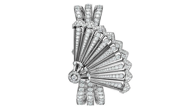 <strong>ウール・クレアティブ・ウール・ディスクレット</strong><br />ケース｜18Kホワイトゴールド（285個のラウンドカットダイヤモンドをパヴェセッティング）<br />サイズ｜縦48☓横36.6☓厚さ9mm<br />ムーブメント｜手巻き（Cal.1055）<br />振動数｜2万1600振動／時<br />パワーリザーブ｜約40時間<br />防水｜3気圧防水<br />機能｜シークレットウォッチ<br />発売時期｜2015年10月（日本入荷未定）<br />価格｜4655万円（税別）