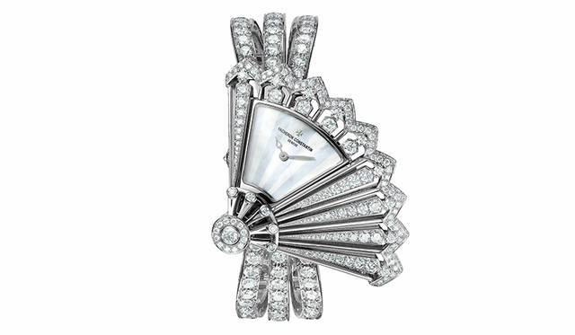 <strong>ウール・クレアティブ・ウール・ディスクレット</strong><br />ケース｜18Kホワイトゴールド（285個のラウンドカットダイヤモンドをパヴェセッティング）<br />サイズ｜縦48☓横36.6☓厚さ9mm<br />ムーブメント｜手巻き（Cal.1055）<br />振動数｜2万1600振動／時<br />パワーリザーブ｜約40時間<br />防水｜3気圧防水<br />機能｜シークレットウォッチ<br />発売時期｜2015年10月（日本入荷未定）<br />価格｜4655万円（税別）