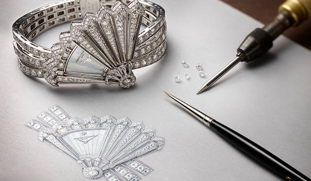 <strong>ウール・クレアティブ・ウール・ディスクレット</strong><br />ケース｜18Kホワイトゴールド（285個のラウンドカットダイヤモンドをパヴェセッティング）<br />サイズ｜縦48☓横36.6☓厚さ9mm<br />ムーブメント｜手巻き（Cal.1055）<br />振動数｜2万1600振動／時<br />パワーリザーブ｜約40時間<br />防水｜3気圧防水<br />機能｜シークレットウォッチ<br />発売時期｜2015年10月（日本入荷未定）<br />価格｜4655万円（税別）