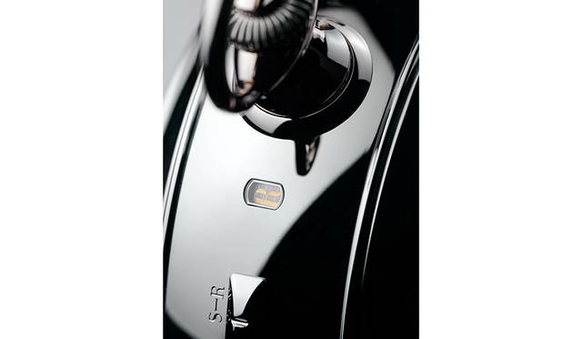 <strong>Reference 57260</strong><br />ケース｜18Kホワイトゴールド<br />直径｜98mm<br />厚さ｜50.55mm<br />ムーブメント｜手巻き（Cal.3750）<br />振動数｜1万8000振動／時<br />パワーリザーブ｜約60時間<br />機能｜レギュレータータイプの時・分・秒表示。球体ヒゲゼンマイを備えたアーミラリ天球儀トゥールビヨン・レギュレーター。3軸トゥールビヨン。12時間式の第２時間帯表示（時・分）。世界24都市のワールドタイム表示。12時間式ワールドタイムの昼夜表示。グレゴリオ暦永久カレンダー。グレゴリオ暦曜日表示。グレゴリオ暦月表示。グレゴリオ暦レトログラード日付表示。閏年表示。曜日番号の表示（ISO8601カレンダー）。その年における週番号表示（ISO8601カレンダー）。19年周期のユダヤ暦カレンダー。ヘブライ語曜日名。ヘブライ語月名。ヘブライ語日付表示。ヘブライ語セキュラーカレンダー。ヘブライ語世紀、10年、年表示。ユダヤ暦年の月数表示（12カ月または13カ月）。19年周期のゴールデンナンバー表示。太陽針による季節、春分・秋分、夏至・冬至、12星座表示。天文表示（オーナーの居住地で調整）。恒星時。恒星分。日出時刻表示（オーナーの居住地で調整）。日入時刻表示（オーナーの居住地で調整）。均時差。昼の長さ（オーナーの居住地で調整）。夜の長さ（オーナーの居住地で調整）。月相・月齢表示（1027年調整不要）。ヨム・キプール（ユダヤ教の贖罪の日）日付表示。レトログラード1/5秒クロノグラフ（コラムホイール1個）。レトログラード1/5秒スプリットセコンド・クロノグラフ（コラムホイール１個）。12時間積算計（コラムホイール１個）。60分積算計。シングルゴング＆ハンマーストライキング・アラーム。アラーム・ストライキング／サイレンス切り替え表示。ノーマルアラーム／カリヨン・ストライキング・アラーム選択表示。カリヨン・ストライキング機能と連結したアラーム機能。グラン・ソヌリ／プチ・ソヌリの選択が可能なアラームストライキング機能。アラーム・パワーリザーブ表示。5個のチャイムと5個のハンマーによるカリヨン・ウエストミンスターチャイム。グラン・ソヌリ・パッシングストライク。プチ・ソヌリ・パッシングストライク。ミニット・リピーター。ナイトサイレンス機能。完全に巻き上げられた状態で香箱を外すシステム。グラン・ソヌリ／プチ・ソヌリ・モード表示。サイレント／ストライキング／ナイト・モード表示。時間輪列用パワーリザーブ表示。ストライキング輪列用パワーリザーブ表示。巻き上げリューズポジション表示。ストライキングロック表示。二重香箱用巻き上げシステム。2位置・2方向の針合わせシステム。アラーム機能用埋め込み式巻き上げリューズ<br />限定数｜1本（アトリエ・キャビノティエによるオーダーメイド）<br />価格｜非公開<br />