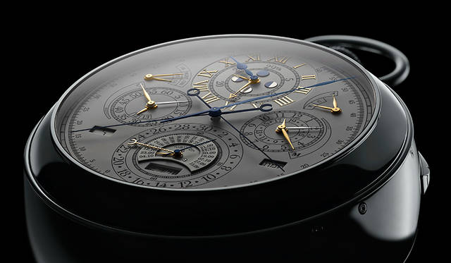 <strong>Reference 57260</strong><br />ケース｜18Kホワイトゴールド<br />直径｜98mm<br />厚さ｜50.55mm<br />ムーブメント｜手巻き（Cal.3750）<br />振動数｜1万8000振動／時<br />パワーリザーブ｜約60時間<br />機能｜レギュレータータイプの時・分・秒表示。球体ヒゲゼンマイを備えたアーミラリ天球儀トゥールビヨン・レギュレーター。3軸トゥールビヨン。12時間式の第２時間帯表示（時・分）。世界24都市のワールドタイム表示。12時間式ワールドタイムの昼夜表示。グレゴリオ暦永久カレンダー。グレゴリオ暦曜日表示。グレゴリオ暦月表示。グレゴリオ暦レトログラード日付表示。閏年表示。曜日番号の表示（ISO8601カレンダー）。その年における週番号表示（ISO8601カレンダー）。19年周期のユダヤ暦カレンダー。ヘブライ語曜日名。ヘブライ語月名。ヘブライ語日付表示。ヘブライ語セキュラーカレンダー。ヘブライ語世紀、10年、年表示。ユダヤ暦年の月数表示（12カ月または13カ月）。19年周期のゴールデンナンバー表示。太陽針による季節、春分・秋分、夏至・冬至、12星座表示。天文表示（オーナーの居住地で調整）。恒星時。恒星分。日出時刻表示（オーナーの居住地で調整）。日入時刻表示（オーナーの居住地で調整）。均時差。昼の長さ（オーナーの居住地で調整）。夜の長さ（オーナーの居住地で調整）。月相・月齢表示（1027年調整不要）。ヨム・キプール（ユダヤ教の贖罪の日）日付表示。レトログラード1/5秒クロノグラフ（コラムホイール1個）。レトログラード1/5秒スプリットセコンド・クロノグラフ（コラムホイール１個）。12時間積算計（コラムホイール１個）。60分積算計。シングルゴング＆ハンマーストライキング・アラーム。アラーム・ストライキング／サイレンス切り替え表示。ノーマルアラーム／カリヨン・ストライキング・アラーム選択表示。カリヨン・ストライキング機能と連結したアラーム機能。グラン・ソヌリ／プチ・ソヌリの選択が可能なアラームストライキング機能。アラーム・パワーリザーブ表示。5個のチャイムと5個のハンマーによるカリヨン・ウエストミンスターチャイム。グラン・ソヌリ・パッシングストライク。プチ・ソヌリ・パッシングストライク。ミニット・リピーター。ナイトサイレンス機能。完全に巻き上げられた状態で香箱を外すシステム。グラン・ソヌリ／プチ・ソヌリ・モード表示。サイレント／ストライキング／ナイト・モード表示。時間輪列用パワーリザーブ表示。ストライキング輪列用パワーリザーブ表示。巻き上げリューズポジション表示。ストライキングロック表示。二重香箱用巻き上げシステム。2位置・2方向の針合わせシステム。アラーム機能用埋め込み式巻き上げリューズ<br />限定数｜1本（アトリエ・キャビノティエによるオーダーメイド）<br />価格｜非公開<br />