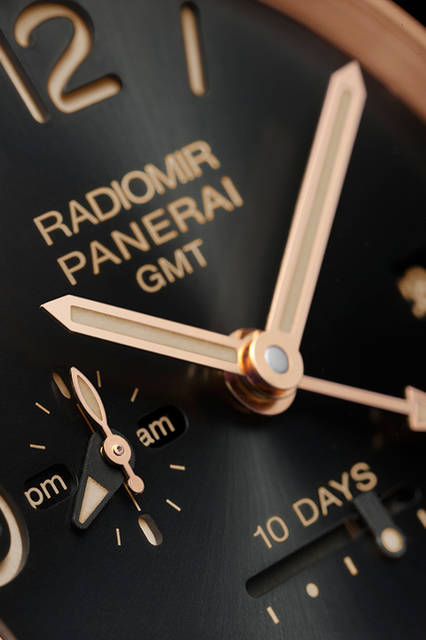 42 <strong>ラジオミール 1940テンデイズ GMT オートマティック オロロッソ-45mm</strong><br />ケース|レッドゴールド<br />直径|45mm<br />ムーブメント|自動巻き(Cal.P.2003/10)<br />振動数|2万8800振動/時<br />パワーリザーブ|約240時間(約10日間)<br />防水|5気圧<br />機能|ロングパワーリザーブ、昼夜表示付きGMT機構、秒針ゼロリセット機構<br />発売時期|2015年冬予定