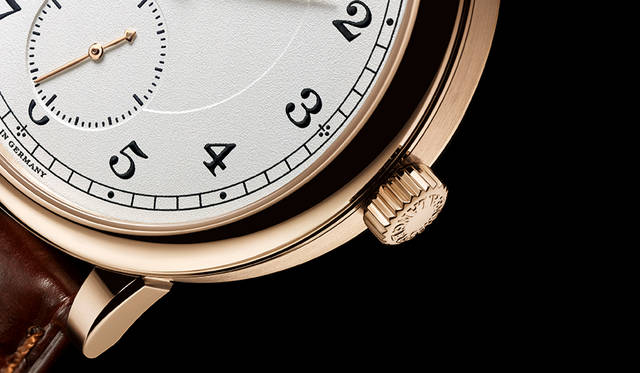 <strong>1815“F.A.ランゲ生誕200周年エディション”</strong><br />ケース｜ハニーカラーゴールド<br />直径｜40mm<br />厚さ｜8.8mm<br />ムーブメント｜手巻き（Cal.L051.1）<br />振動数｜2万1600振動／時<br />パワーリザーブ｜約55時間<br />防水｜3気圧<br />限定本数｜世界限定200本<br />発売中<br />価格｜364万円