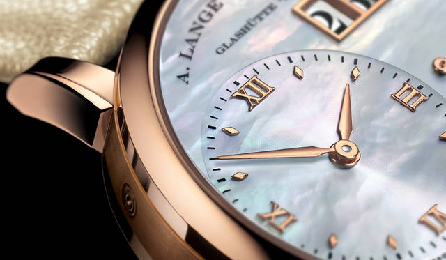 <strong>リトル・ランゲ1</strong><br />ケース｜ピンクゴールド、ホワイトゴールド<br />直径｜36.1mm<br />厚さ｜10mm<br />ムーブメント｜手巻き（Cal.L901.4）<br />振動数｜2万1600振動／時<br />パワーリザーブ｜約72時間<br />防水｜3気圧<br />機能｜アウトサイズデイト、パワーリザーブ表示、ストップセコンド機能<br />発売中<br />価格｜365万円（ピンクゴールド）、376万円（ホワイトゴールド）