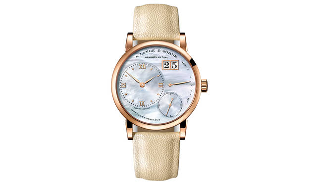 <strong>リトル・ランゲ1</strong><br />ケース｜ピンクゴールド、ホワイトゴールド<br />直径｜36.1mm<br />厚さ｜10mm<br />ムーブメント｜手巻き（Cal.L901.4）<br />振動数｜2万1600振動／時<br />パワーリザーブ｜約72時間<br />防水｜3気圧<br />機能｜アウトサイズデイト、パワーリザーブ表示、ストップセコンド機能<br />発売中<br />価格｜365万円（ピンクゴールド）、376万円（ホワイトゴールド）