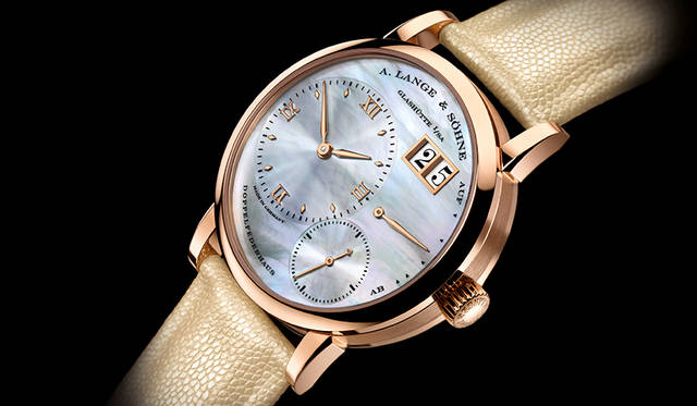 <strong>リトル・ランゲ1</strong><br />ケース｜ピンクゴールド、ホワイトゴールド<br />直径｜36.1mm<br />厚さ｜10mm<br />ムーブメント｜手巻き（Cal.L901.4）<br />振動数｜2万1600振動／時<br />パワーリザーブ｜約72時間<br />防水｜3気圧<br />機能｜アウトサイズデイト、パワーリザーブ表示、ストップセコンド機能<br />発売中<br />価格｜365万円（ピンクゴールド）、376万円（ホワイトゴールド）